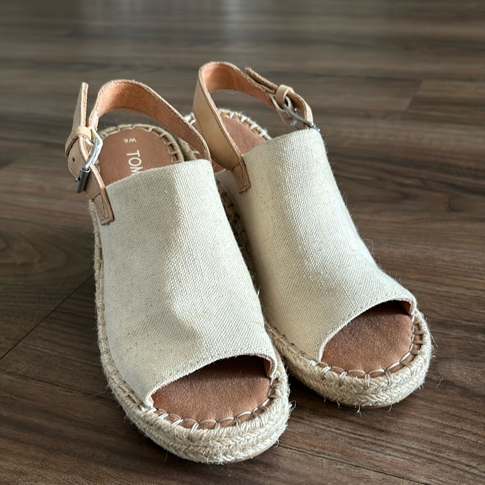 Tom’s women’s wedge sandals size 6